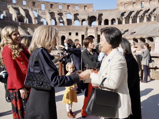 When First Lady Kim Jung-sook, right, donned a black bag made from hanji leather last year at the G20 Summit in Rome, the bag instantly sold out. [YONHAP]