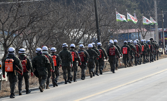 Korean Army soldiers join the firefighting effort in Donghae, Gwangwon, on Tuesday. [YONHAP]