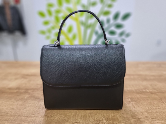 A faux leather bag made from hanji [HANWON MULSAN CORPORATION]