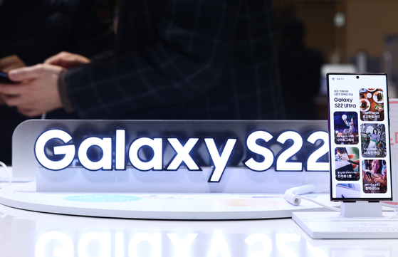 A Galaxy S22 Ultra model is displayed at Samsung Electronics' retail shop in Seoul. [YONHAP]
