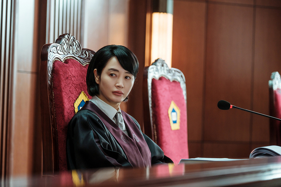 Kim as judge Sim Eun-seok who despises juvenile delinquents and their crimes due to her scarred past in the Netflix series "Juvenile Justice." [NETFLIX]