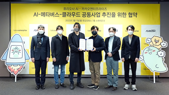 Kakao Enterprise signed an agreement with local semiconductor start-up FuriosaAI to conduct joint research on large-scale AI models and the metaverse. From left are: Koo Hyung-il, chief administrative officer of FuriosaAI; Kim Han-joon, chief technology officer of FuriosaAI; Paik June, CEO of FuriosaAI; Baek Sang-yeop, CEO of Kakao Enterprise; Lee Dong-woo, chief strategy officer of Kakao Enterprise; and Choi Dong-jin, chief AI officer of Kakao Enterprise. [KAKAO ENTERPRISE]