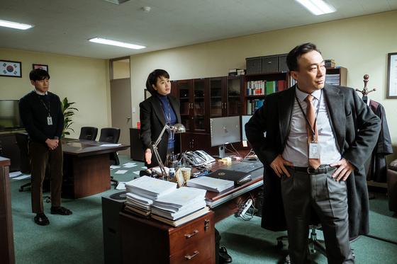 Judge Sim Eun-seok clashes with other judges with different principles in one of the episodes of "Juvenile Justice." [NETFLIX]