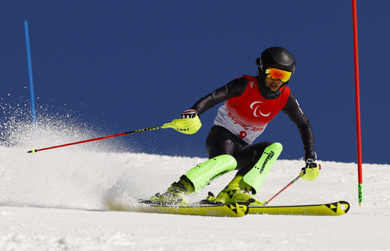 Hwang Min-gyu competes in the slalom race during the men's super combined visually impaired event at the 2022 Winter Paralympics in Yanqing, Beijing on Monday. [REUTERS/YONHAP]