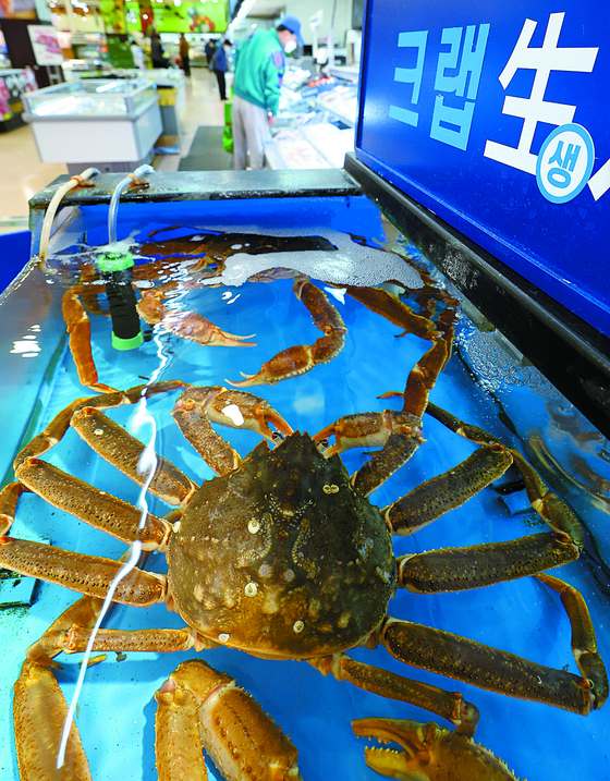 1Economic sanctions on Russia over its invasion of Ukraine are expected to lift prices of Russian pollack and king crab. [YONHAP]