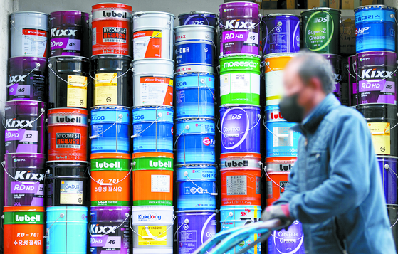 The paint industry, which produces petroleum-based products, is expected to be significantly impacted by the skyrocketing crude price. [NEWS1] 