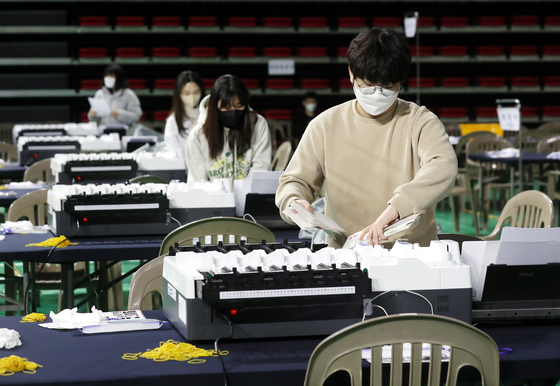 Election staffers conduct final inspections at a counting station in Samsan World Gymnasium in Bupyeong District, Incheon, on the eve of the 20th presidential election Tuesday. Korean voters will cast their ballots at 14,464 polling stations nationwide starting 6 a.m. Wednesday, which will be transferred to 251 counting centers to be tallied. [YONHAP]