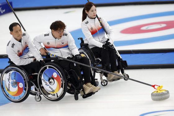 Jung Sung-hun lines up his shot in a game against Estonia during the wheelchair curling round robin tournament at the Beijing Paralympics on Wednesday. [REUTERS/YONHAP]