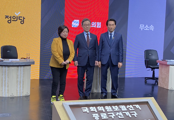 From left, Bae Bok-joo of the Justice Party, Choe Jae-hyeong of the People Power Party and independent Kim Young-jong pose for a photo on Feb. 26 at a studio in Gangseo District, western Seoul, ahead of their televised debate. The three will be running in a by-election on Wednesday for a parliamentary seat representing Jongno District, central Seoul. [YONHAP] 