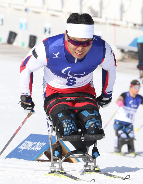Shin Eui-hyun competes in the para cross-country skiing men's sprint sitting competition at Zhangjiakou National Biathlon Centre in Zhangjiakou, China on Wednesday. [NEWS1]