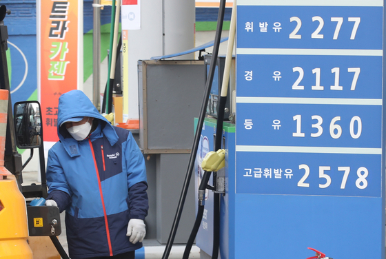 A gas station in downtown Seoul charges 2,277 won ($1.85) per liter of gasoline on March 9. [NEWS1]