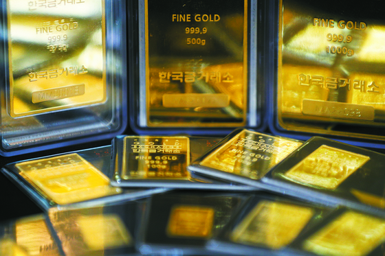 Gold bars are displayed at Korea Gold Exchange's office in Jongno District, central Seoul, on March 7. Growing worries over the Russian invasion of Ukraine and its impact on the global economy is driving up gold prices. [NEWS1]