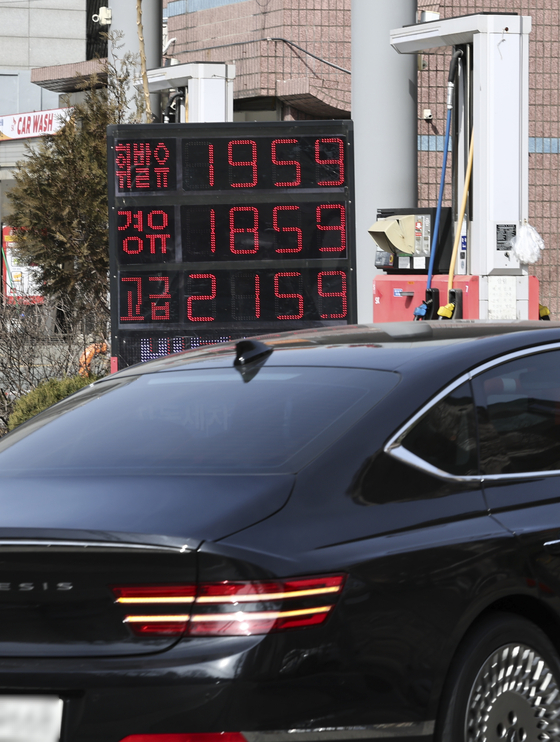 Gas is priced at 1,959 won ($1.59) per liter at a gas station in Seoul, Thursday. The domestic gas price crossed the 1,900 won mark for the first time since October 2013, as Russia's invasion of Ukraine drove up the global crude price. [YONHAP]