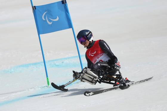 Han Sang-min completes his second run of the men's giant slalom sitting event at the Yanqing National Alpine Skiing Centre in Beijing on Thursday. [YONHAP]