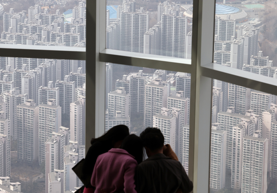 Seoul seen from Lotte World Tower in southern Seoul on Thursday. Apartment prices in Seoul dropped for a seventh consecutive week, down 0.02 percent on week, according to the Korea Real Estate Board Thursday.. [YONHAP]