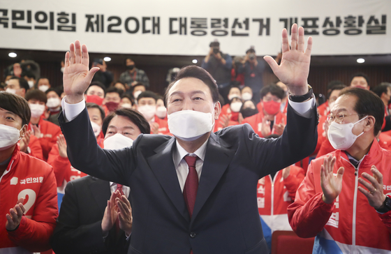 Yoon Suk-yeol of the main opposition People Power Party (PPP) cheers after winning Korea’s presidential election early morning Thursday, at the National Assembly in Yeouido, western Seoul. [YONHAP]
