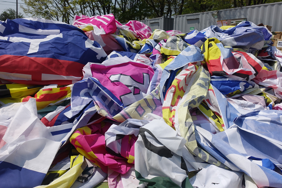 Plastic placards are piled up and discarded after an election [GREEN KOREA]
