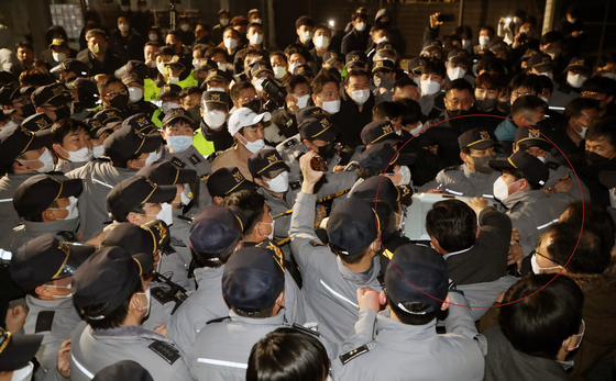 Police transport the ballot box that was stopped by Youtubers of "Hoverlab," a far-right YouTube channel, on Thursday at Incheon Samsan World Gymnasium in Incheon. [NEWS1]