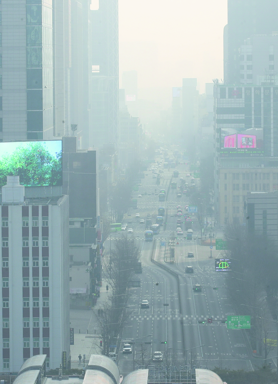 Fine dust blankets Gwanghwamun, central Seoul, on election day March 9. President-elect Yoon Suk-yeol is set to face many economic challenges amid growing uncertainties. [NEWS1]