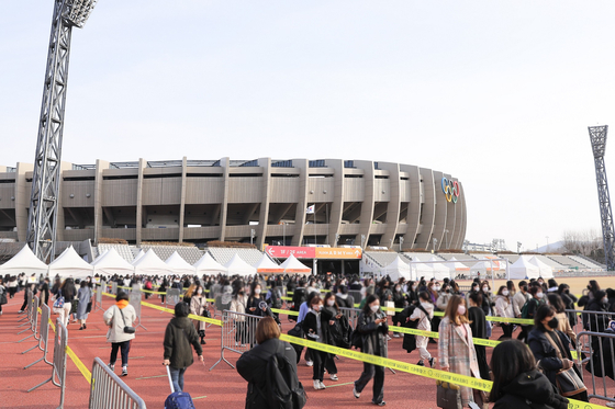 방탄소년단(BTS) 팬들이 3월 10일 콘서트에 참석하기 위해 서울 올림픽주경기장 앞에서 기다리고 있다. [BIG HIT MUSIC]