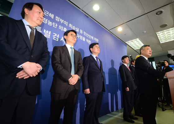 Former special prosecutor Park Young-soo, on the right, announces investigation results on a corruption scandal involving former President Park Geun-hye in March 2017, with then prosecutor Yoon Suk-yeol, first left, in attendance. [JOONGANG PHOTO]