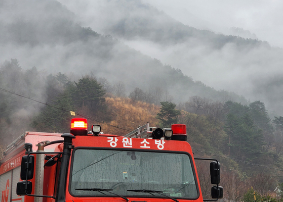 Weekend rains in the mountainous areas of Samcheok, Gangwon, helped put out the flames, according to the Korea Forest Service. [YONHAP]