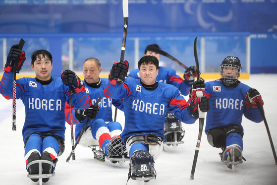 The Korean ice hockey team greet spectators after the Para Ice Hockey Bronze Medal Game between Korea and China of the Beijing 2022 Paralympic Winter Games at National Indoor Stadium in Beijing on Saturday. [XINHUA/YONHAP]