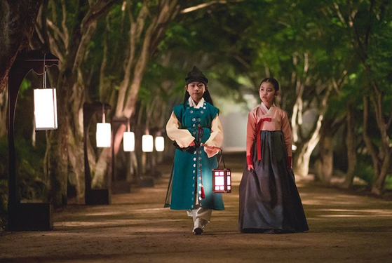In the drama, Crown Prince Yi san and Deok-im do not know each other and have coincidental encounters, but historical records say they were familiar with each other since teenage years. [MBC]