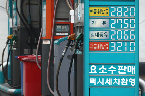 Gasoline is sold at 2,850 won ($2.28) at a gas station in Seoul on Sunday. The average price of gasoline per liter in Seoul hit 2,055 won on Sunday afternoon and 1,976 won nationwide, according to Opinet, the highest in eight years and six months. [YONHAP]