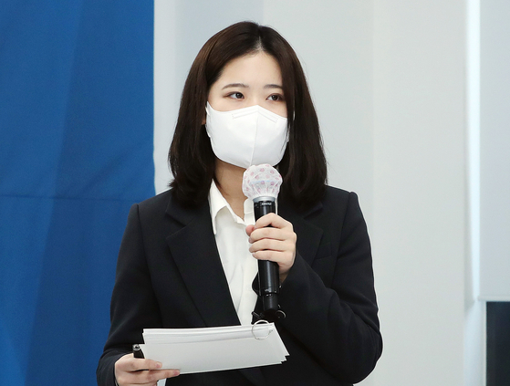 Park Ji-hyun, a 26-year-old activist who headed a Democratric Party (DP) committee dedicated to rooting out digital sexual crimes on Lee Jae-myung’s election campaign, speaks at a campaign event on Feb. 9 in Mapo District, western Seoul. Park, vice chairperson of the DP’s women’s affairs committee, was appointed as co-chair of the DP's emergency steering committee Sunday. [YONHAP]