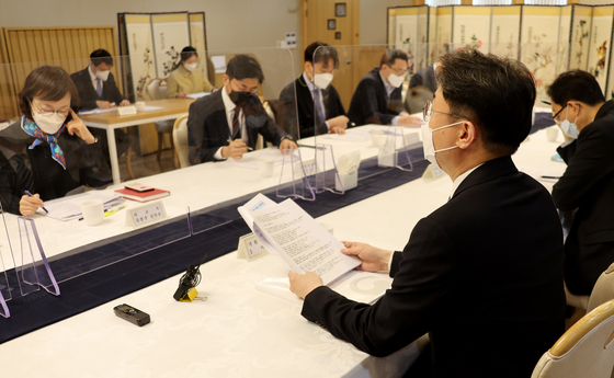 Vice Finance Minister Lee Eog-weon holds a government task force meeting on Ukraine. [YONHAP] 