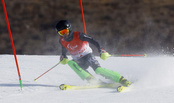 Hwang Min-gyu in action during his first run of the men's slalom event at the National Alpine Skiing Centre, Yanqing district, Beijing on Sunday. [REUTERS/YONHAP]