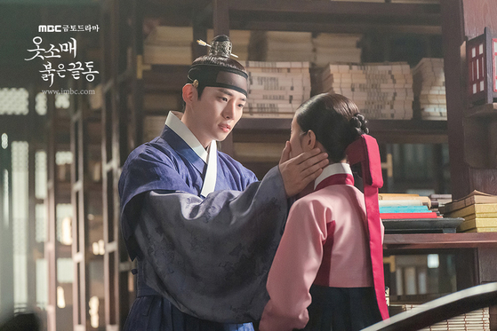 In the drama, Crown Prince Yi San and Deok-im gradually find out their feelings for each other, however, Deok-im refuses the prince's affection as she does not want to live the life of a concubine. [MBC]