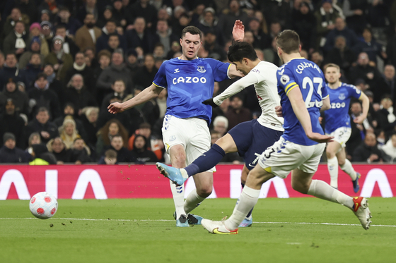 Tottenham's Son Heung-min, center, scores his team's second goal against Everton at Tottenham Hotspur Stadium in London on Monday. [AP/YONHAP]