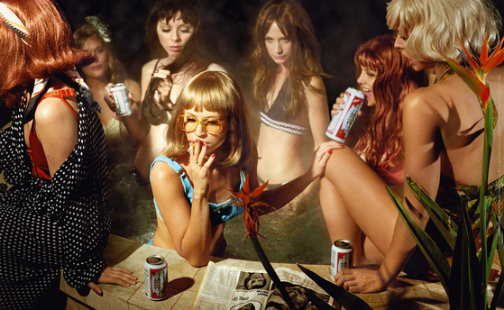 "Susie and Friends" (2008) by Alex Prager ©Alex Prager, Alex Prager Studio and Lehmann Maupin [LOTTE MUSEUM OF ART]