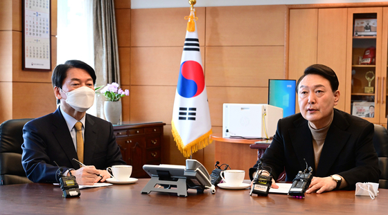 President-elect Yoon Suk-yeol, right, holds his first teatime meeting with his presidential transition committee leaders including chairman Ahn Cheol-soo, left, at his office in Tongui-dong in Jongno District, central Seoul, Monday morning. [NEWS1]