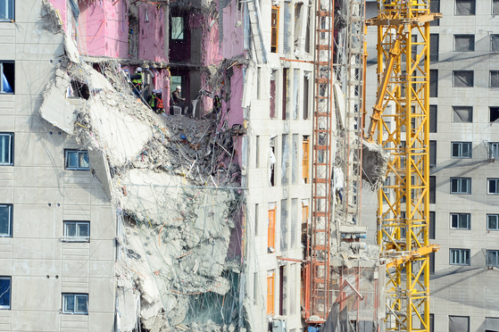 Hyundai Development Company's apartment in Gwangju that collapsed during construction in January. The accident killed six workers. It was the second construction accident in the same city by HDC. In June last year a building that was being dismantled fell on top of a bus passing by. It killed nine people. [NEWS1]