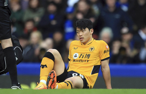 Wolverhampton Wanderers' striker Hwang Hee-chan receives medical treatment before being substituted during a match against Everton at Goodison Park in Liverpool, England on Sunday. [AFP/YONHAP]