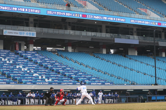 At Samsung Lions Park in Daegu on Monday, Samsung Lions and KIA Tigers play an exhibition game without spectators in the stands because of the high number of new daily Covid-19 cases. [YONHAP]