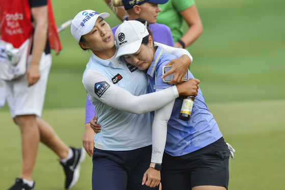Amy Yang, left, hugs Xiyu Janet Lin of China after the end of the final round of the LPGA Honda Thailand golf tournament in Pattaya, southern Thailand on Sunday. [AP/YONHAP]