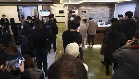 An ENT clinic in Jongno District, central Seoul, is crowded with people wanting to get tested for Covid-19 on Monday, the first day the government approved rapid antigen test results conducted by medical professionals for the diagnosis of Covid-19. [YONHAP]