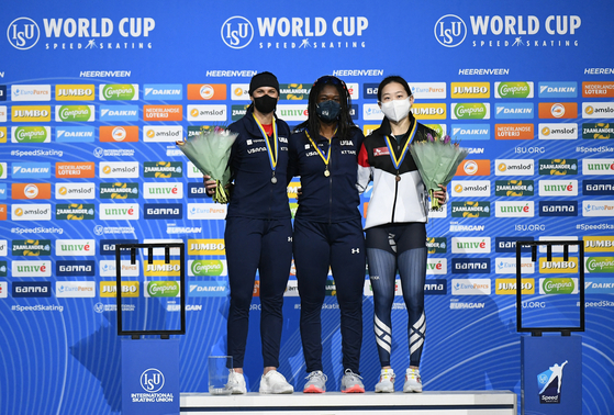 Kim Min-sun, right, celebrates her women's 500-meter bronze medal alongside Erin Jackson, center and Brittany Bowe of the United States at the ISU World Cup Speed Skating Series in Heerenveen, the Netherlands on Sunday. [REUTERS/YONHAP]