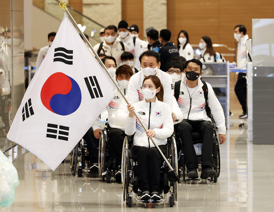 The Korean Paralympics team arrives at Incheon International Airport in Incheon on Monday afternoon after flying back from the 2022 Beijing Paralympics that ran from March 4 to 13. Korea sent 32 athletes to compete at the Games. [YONHAP]