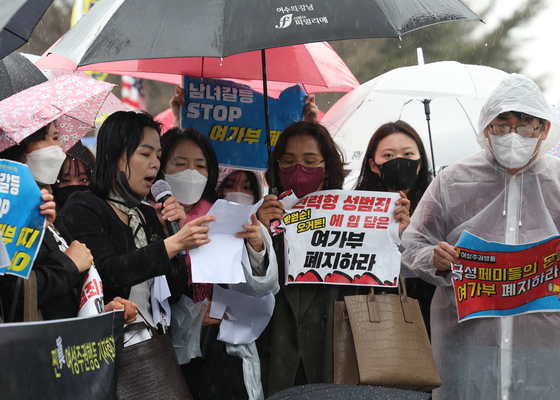 In a press conference held near the National Assembly in Yeouido, western Seoul, on Monday, a coalition of women’s groups urge President-elect Yoon Suk-yeol to follow through on his campaign promise to abolish the Ministry of Gender Equality and Family. [YONHAP]
