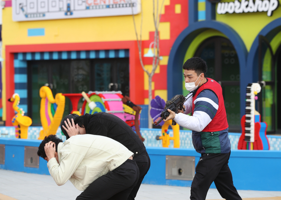Staff at Legoland in Chuncheon, Gangwon, take part in an anti-terror drill with the Gangwon Provincial government, the Chuncheon city government and the National Intelligence Service on Tuesday. The drill was held as a part of Legoland's safety initiative to prepare for potential dangers ,such as fire and terror attacks. The Chuncheon Legoland Korea Resort will open on May 5, Korea's Children's Day, as the 10th Legoland in the world. [NEWS1]