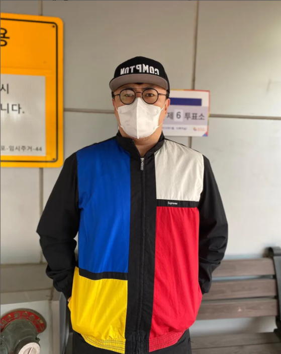 As idols strived to remain politically neutral, a photo of rapper Defconn at the polls wearing a jacket with five different colors went viral. Although he is not a K-pop idol, his "safe choice" of clothing captured the cautious atmosphere among Korean celebrities. [SCREEN CAPTURE]