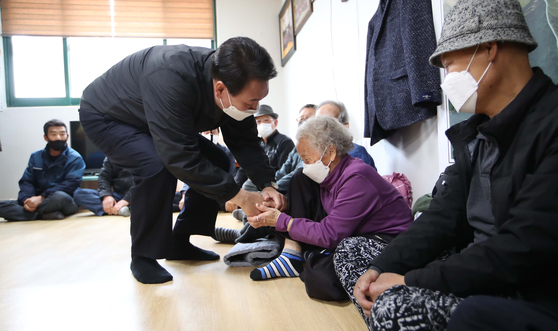 President-elect Yoon Suk-yeol on Tuesday visits residents of Uljin, North Gyeongsang, who were forced to evacuate due to an eight-day forest fire that ravaged the region. [JOINT PRESS CORPS]