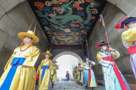 Palace gatekeepers reenact the gate–opening ritual from the Joseon Dynasty (1392-1910) at Sungryemun in Jung District, central Seoul, on Tuesday. The ritual was reenacted according to the historical records describing military rituals during the period. [NEWS1]