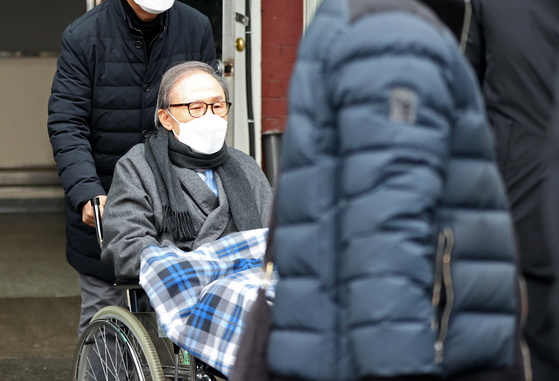 Former President Lee Myung-bak is transferred to Anyang Correctional Institution in Anyang, Gyeonggi, where he is serving a 17-year sentence, on Feb. 10, after release from the hospital. [YONHAP]