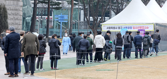People lined up in front of city hall in Seoul on March 11 to be tested for Covid-19. [YONHAP] 